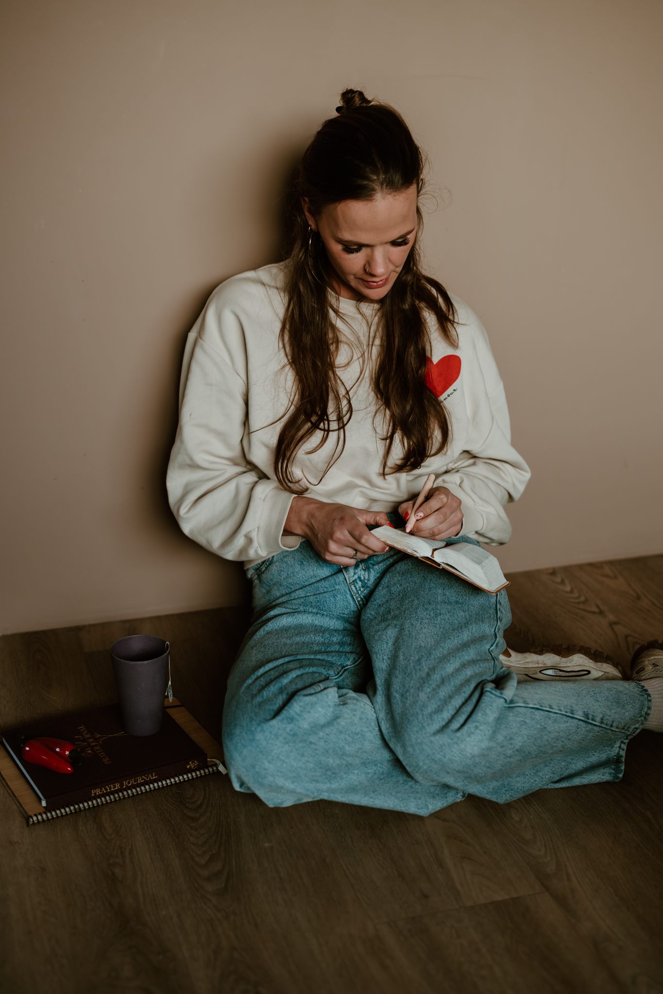 Margriet schrijft in haar prayer journal naast een Bijbel